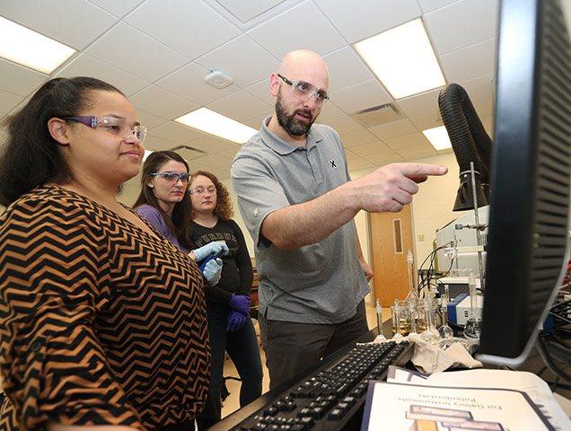 A student in the applied physics major working with a professor at a computer