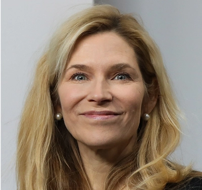 Holly Schapker headshot