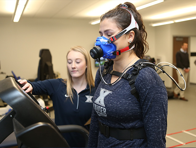 Exercise science major explaining how the a exercise machine that measures your breathing works.