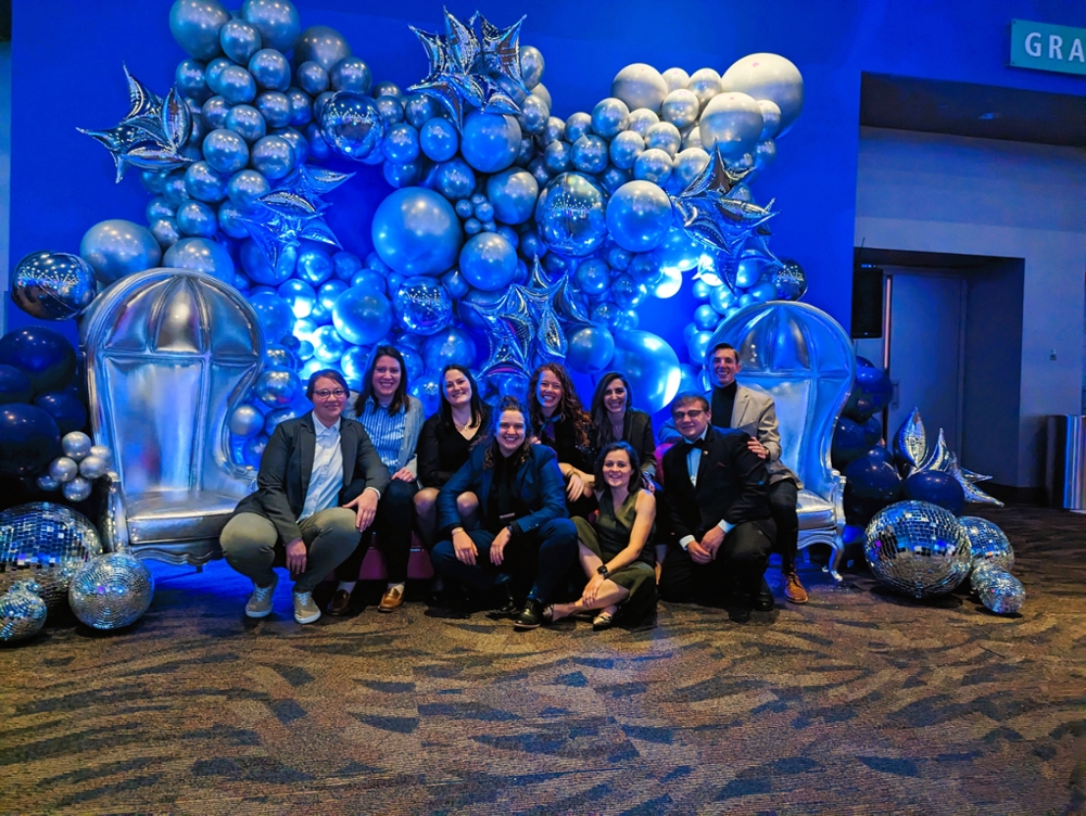 group picture in front of balloon sculpture