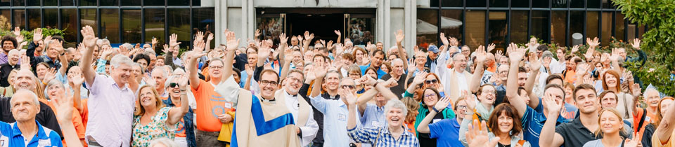 Photo of Jesuit families in front of Bellarmine Chapel