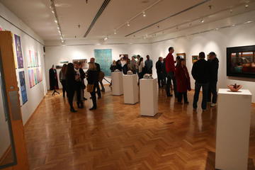 students in gallery