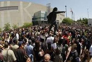 People crowding around D'Artagnan statue