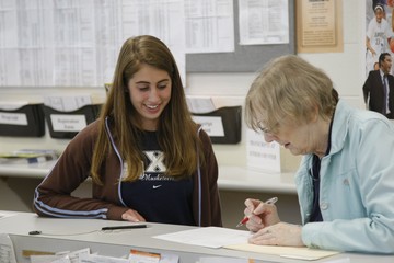 Photo of XU Student meeting with Counselor