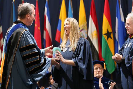 Megan Zarnitz '07 receives Magis Award at 2017 Commencement.