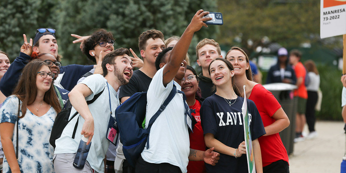 Students in a Manresa orientation taking a selfie